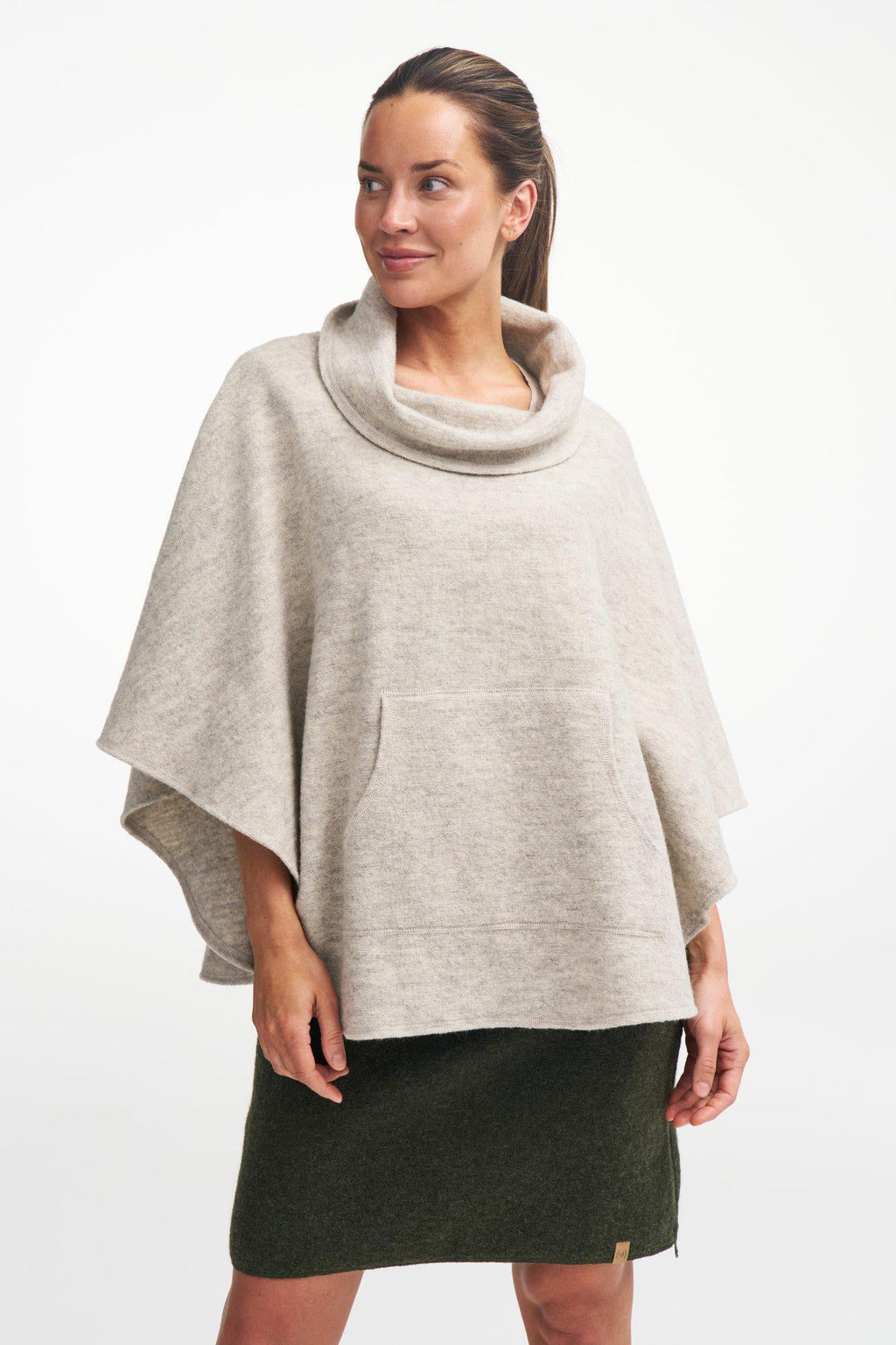 NLS HUMLA PONCHO, 100% FARBECHTE WOLLE — LATTE