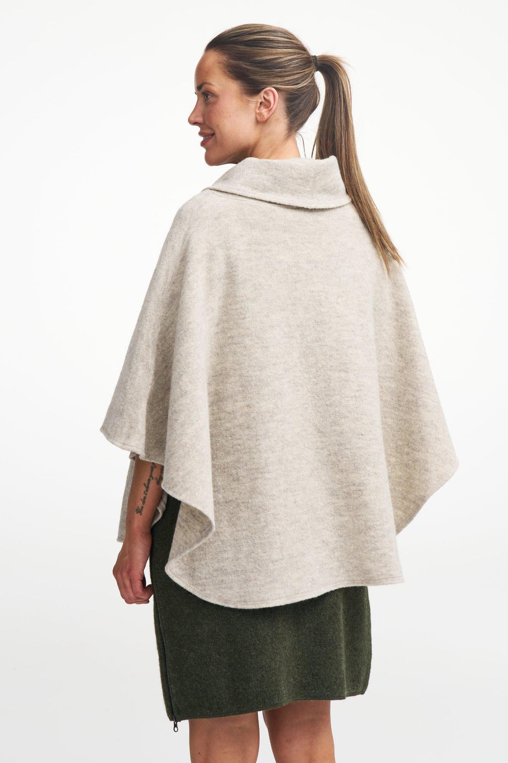 NLS HUMLA PONCHO, 100% FARBECHTE WOLLE — LATTE