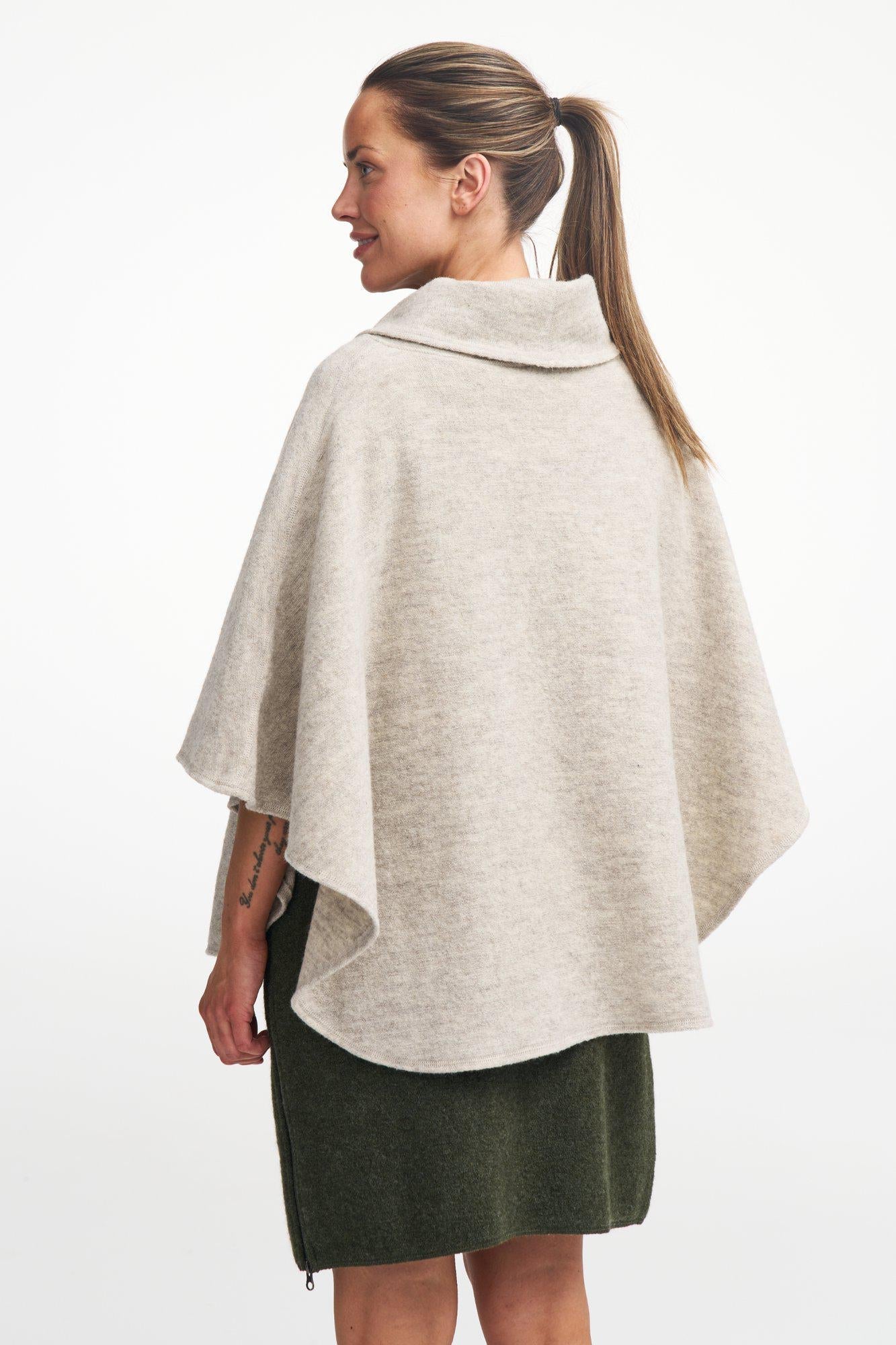 NLS HUMLA PONCHO, 100% FARBECHTE WOLLE — LATTE