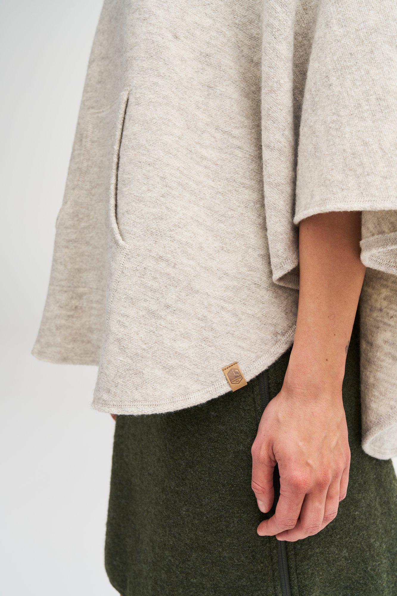 NLS HUMLA PONCHO, 100% FARBECHTE WOLLE — LATTE